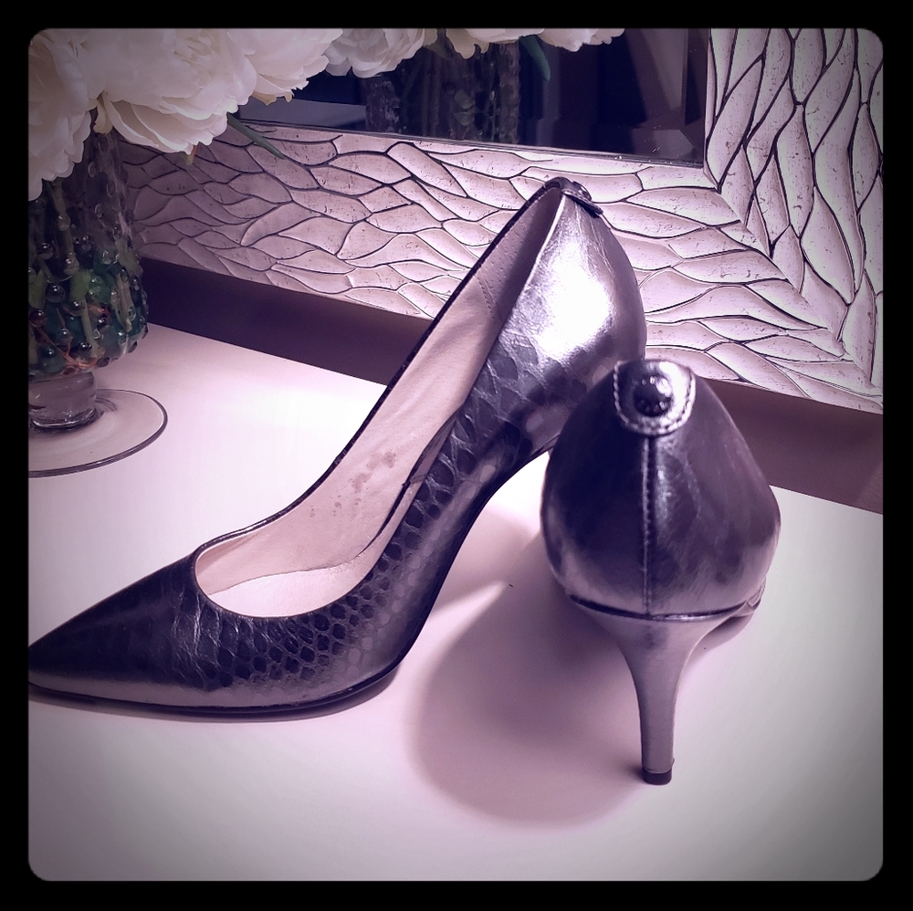 Michael Kors Grey Silver Snakeskin Pumps NWT